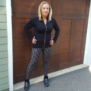 follow-phyllis-this-is-how-women-over-50-can-wear-leggings-printed