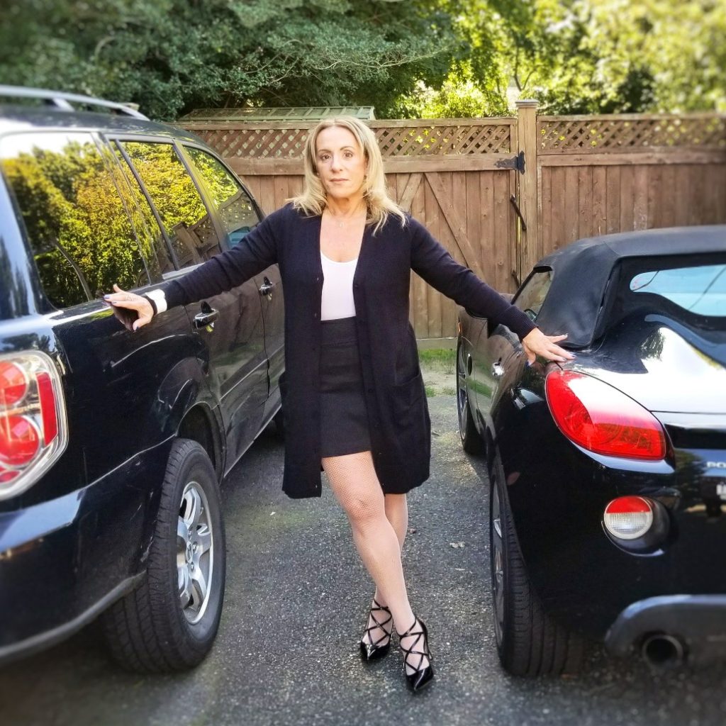 3 FALL FASHION LOOKS - black sweater between cars - followPhyllis