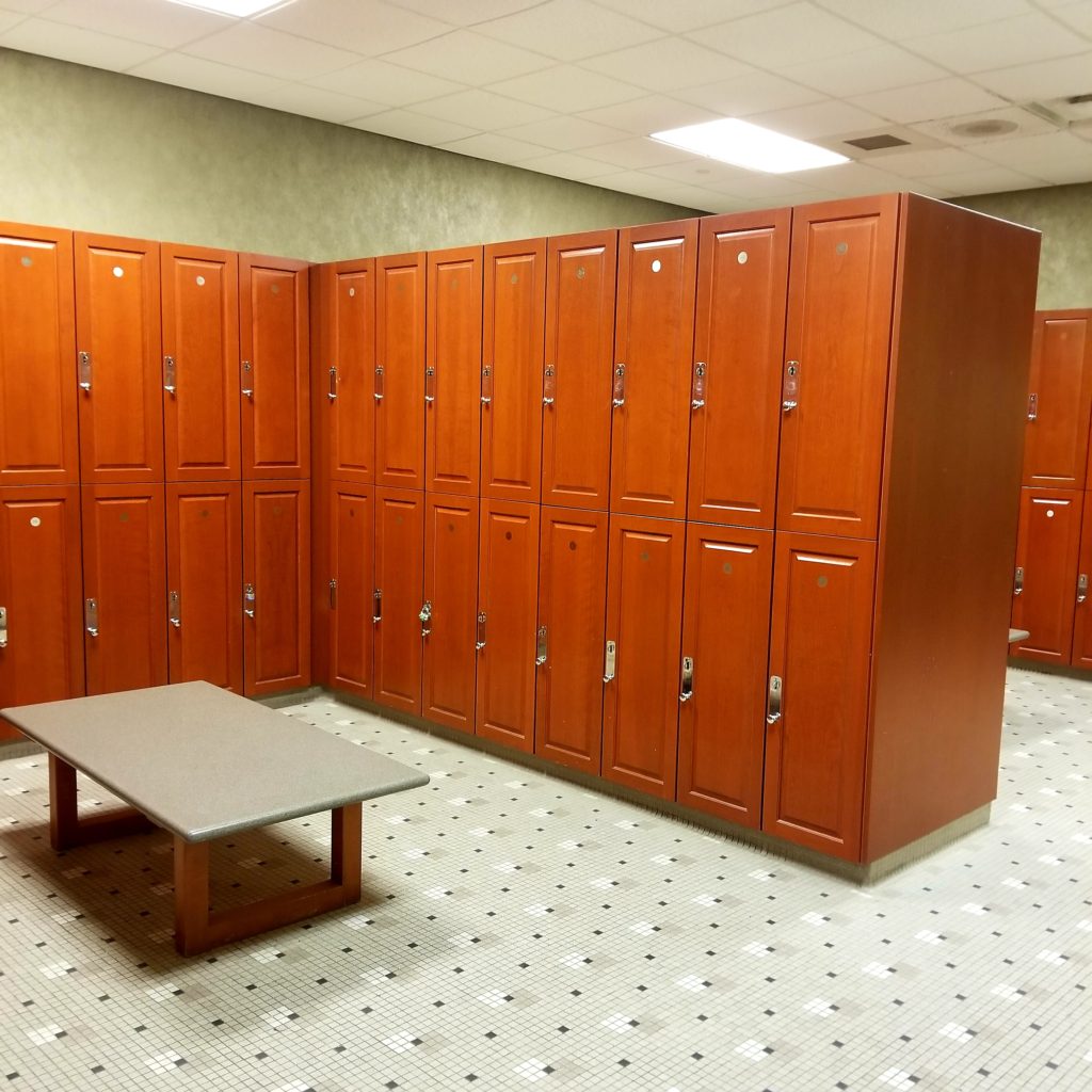 5 WAYS TO CHOSE THE RIGHT GYM FOR YOU locker room - folowPhyllis