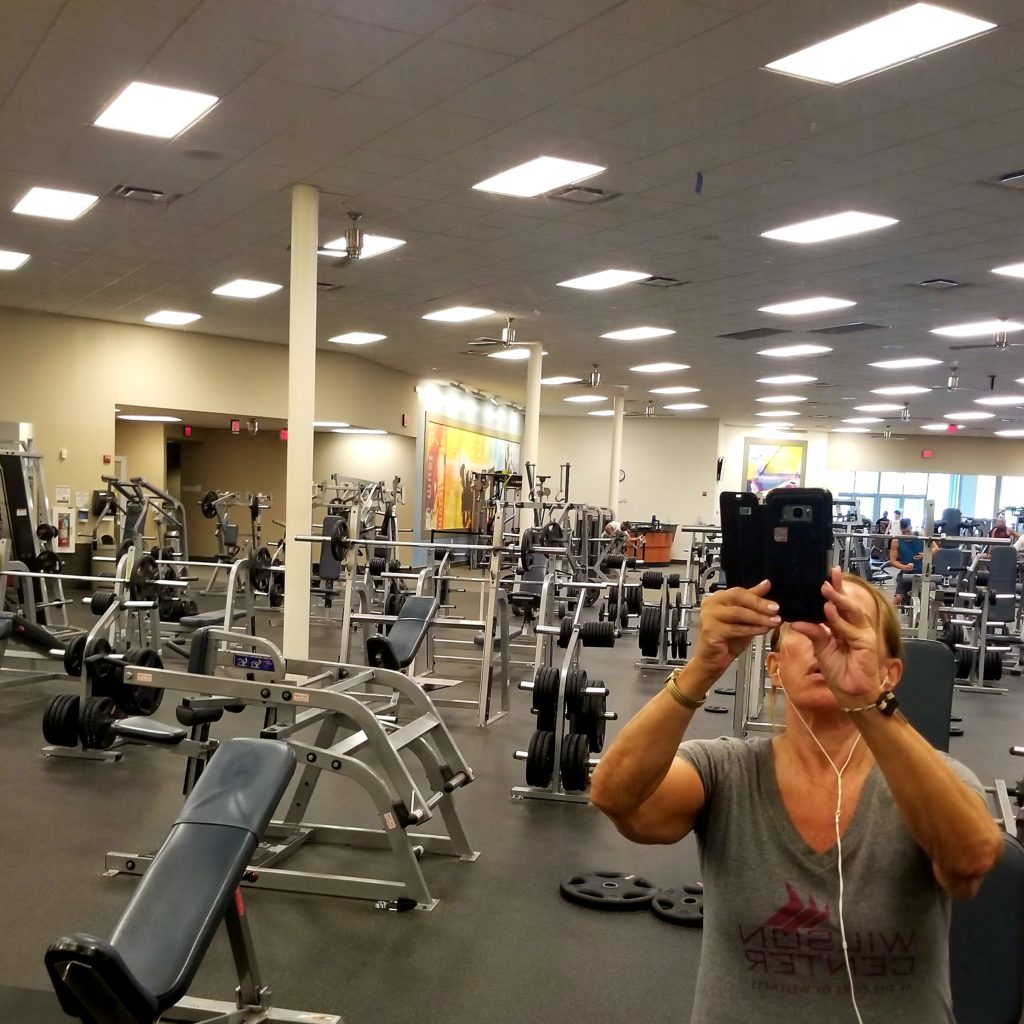 5 WAYS TO CHOSE THE RIGHT GYM FOR YOU me and equipment - followPhyllis